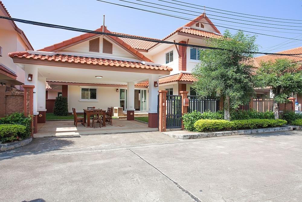 Baan Thai Lanna Pattaya Room Type - 4 Queen Beds Suite Non-Smoking 3BR