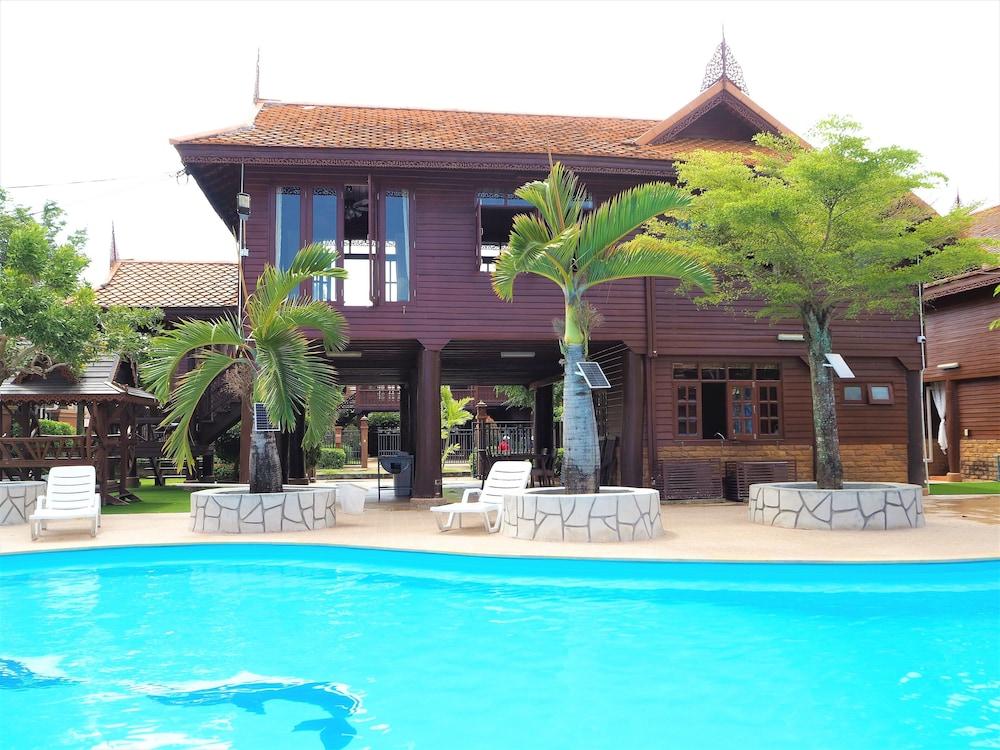 Baan Thai Lanna Pattaya Room Type - 3 King Beds 2 Bedroom - Poolside