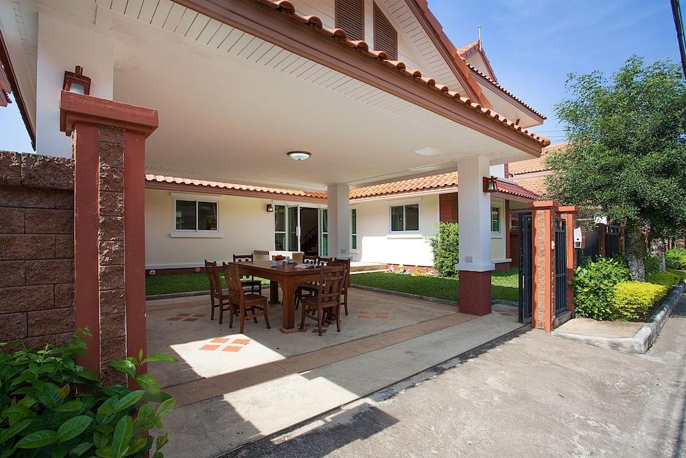 Baan Thai Lanna Pattaya Room Type - 3 Queen Beds Non-Smoking 2 Bedroom
