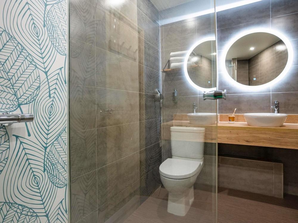 Ibis Styles Chatenay-Malabry Paris Sud - Tap to explore photos