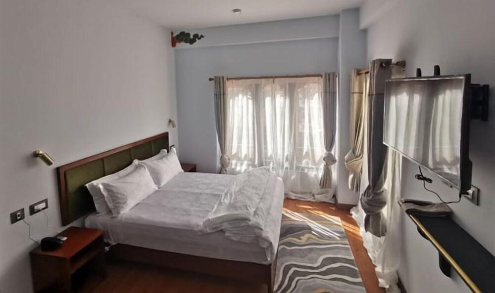 Ludrong Hotel Room Type - Corner Queen