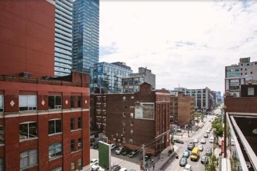 The Slate Hotel Downtown, Sonder by Marriott Bonvoy - Tap to explore photos
