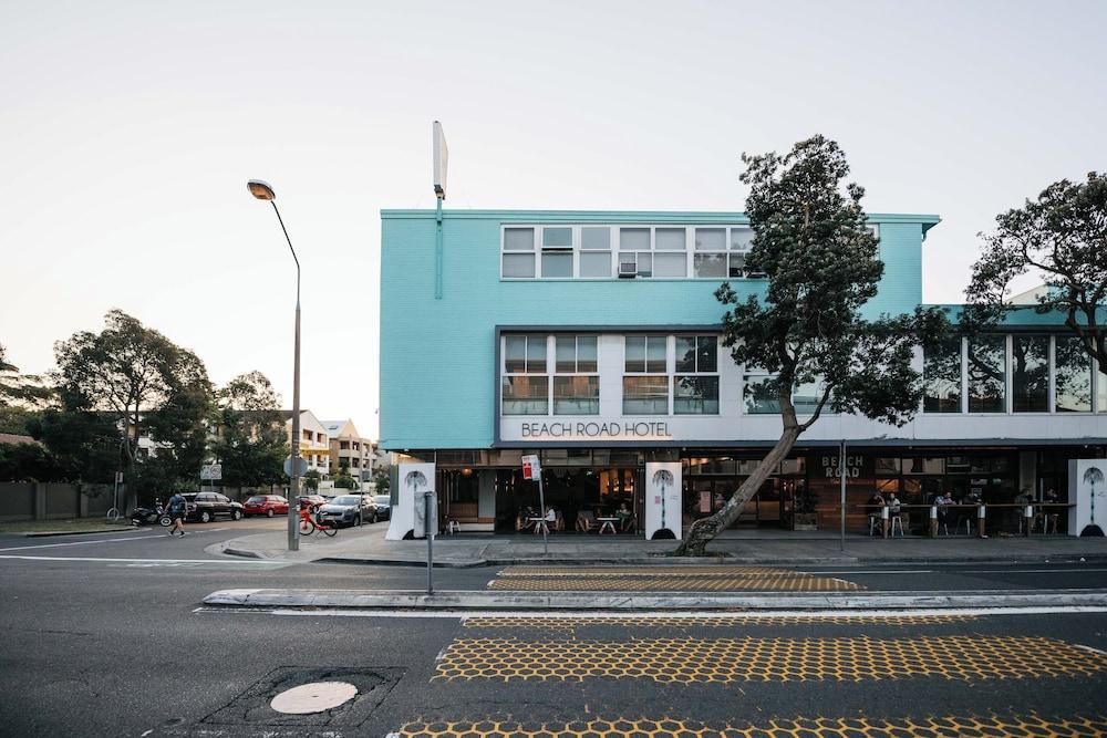Barrys Beach Road Hotel - Tap to explore photos