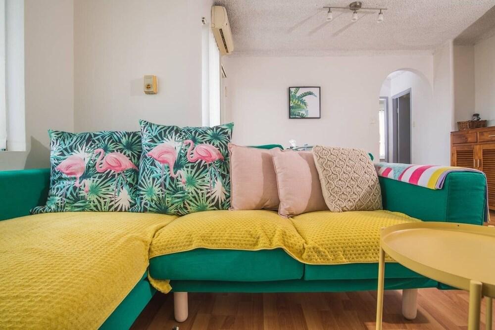 Simple Comfort! 2bed1bath Unit in Meadowbank - Tap to explore photos