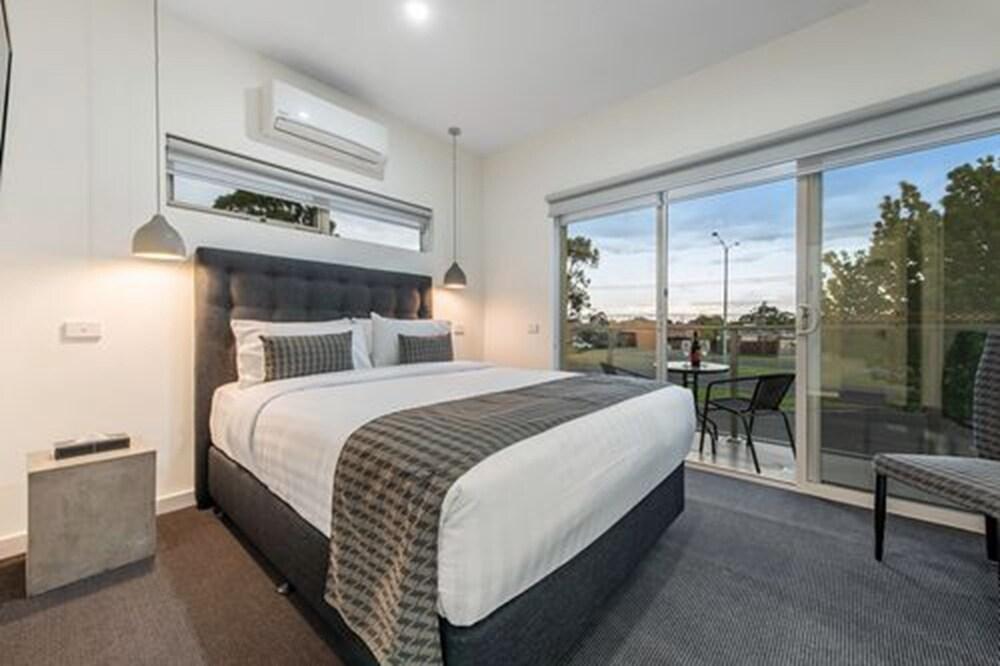 Melbourne Airport Motel Room Type - Deluxe Queen Studio
