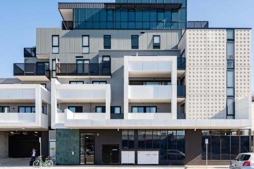 Discover The New York End Of High Street Serene And Lavish Apartment In Inner North Paradise North Melbourne Price Address Reviews