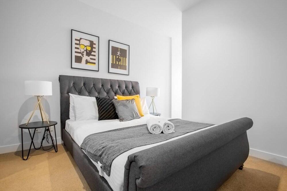 Elegant 2br@footscray Station - Tap to explore photos