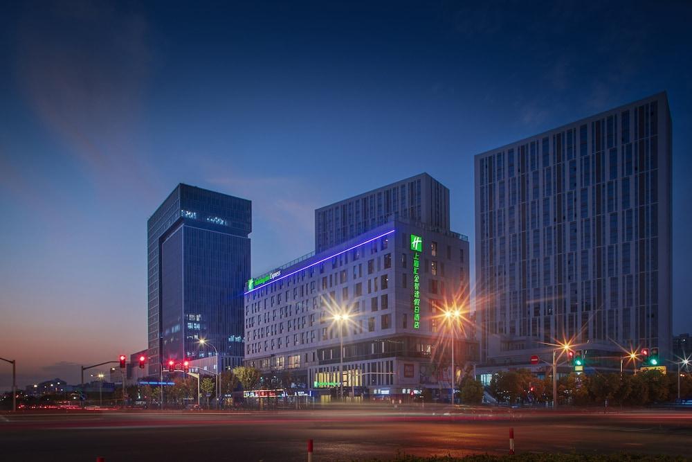 Holiday Inn Express Shanghai Huijin - Tap to explore photos