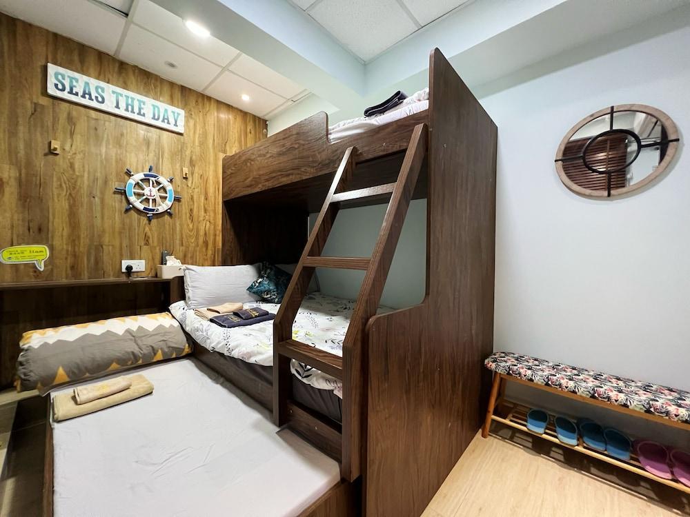 AMU Dreamhouse - Hostel Room Type - Signature Quadruple Room, Multiple Beds, Non Smoking