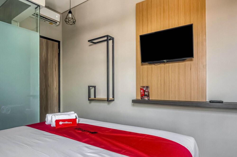 RedDoorz Plus near Gandaria City Mall 2 - Tap to explore photos