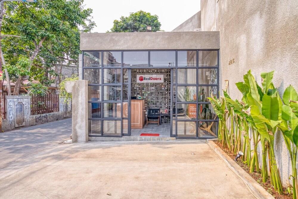 RedDoorz Syariah Premium @ Cilandak Timur 2 - Tap to explore photos