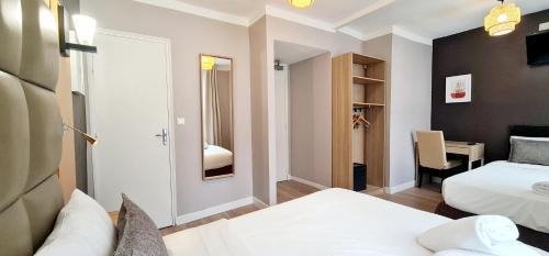Hotel de France 18 Room Type - Triple Room with Private Bathroom