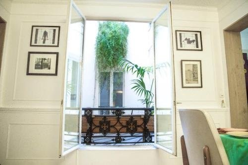 Private room in a Parisian homestay! - Close to it all! - Tap to explore photos