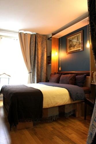 Private room in a Parisian homestay! - Close to it all! - Tap to explore photos
