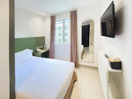 Living At DSulaiman Hotel - Tap to explore photos