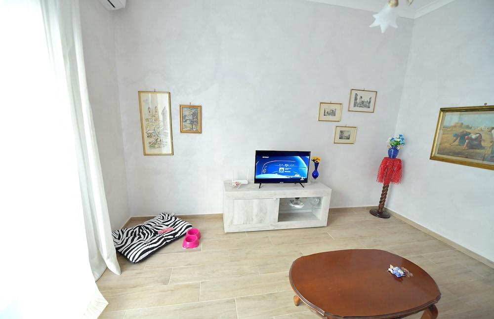 IzzHome La Signorina - Tap to explore photos