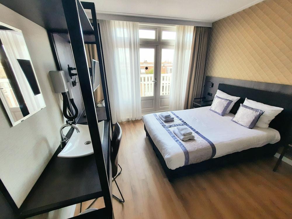 Hotel Washington Room Type - Basic Room, Shared Bathroom