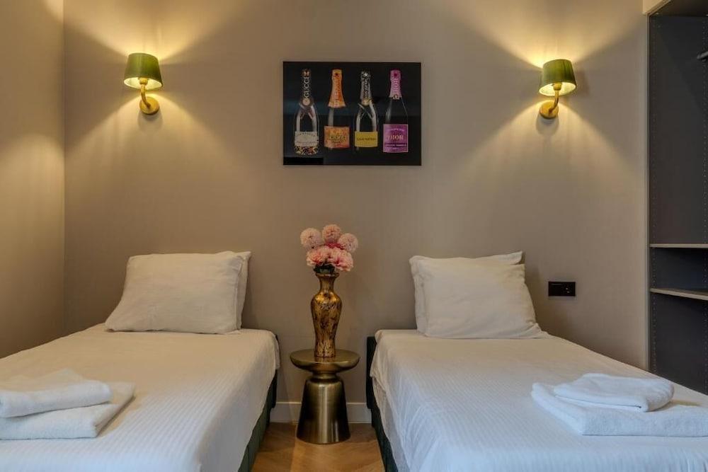 Hotel 83 Room Type - Deluxe Twin Room