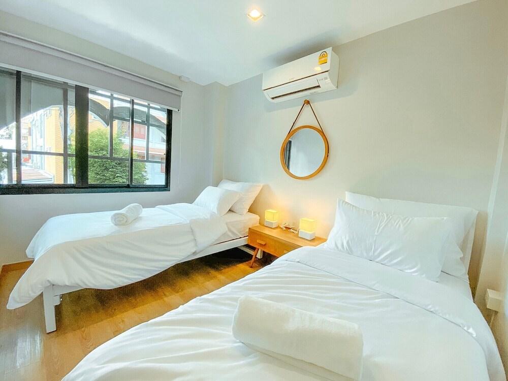 YakThai Poshtel Room Type - Basic Double or Twin Room (Shared Bathroom)