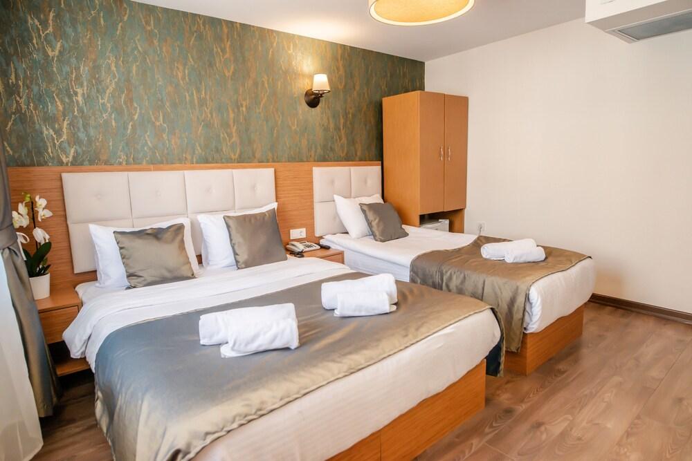 The Camelot Hotel Room Type - Classic Triple Room