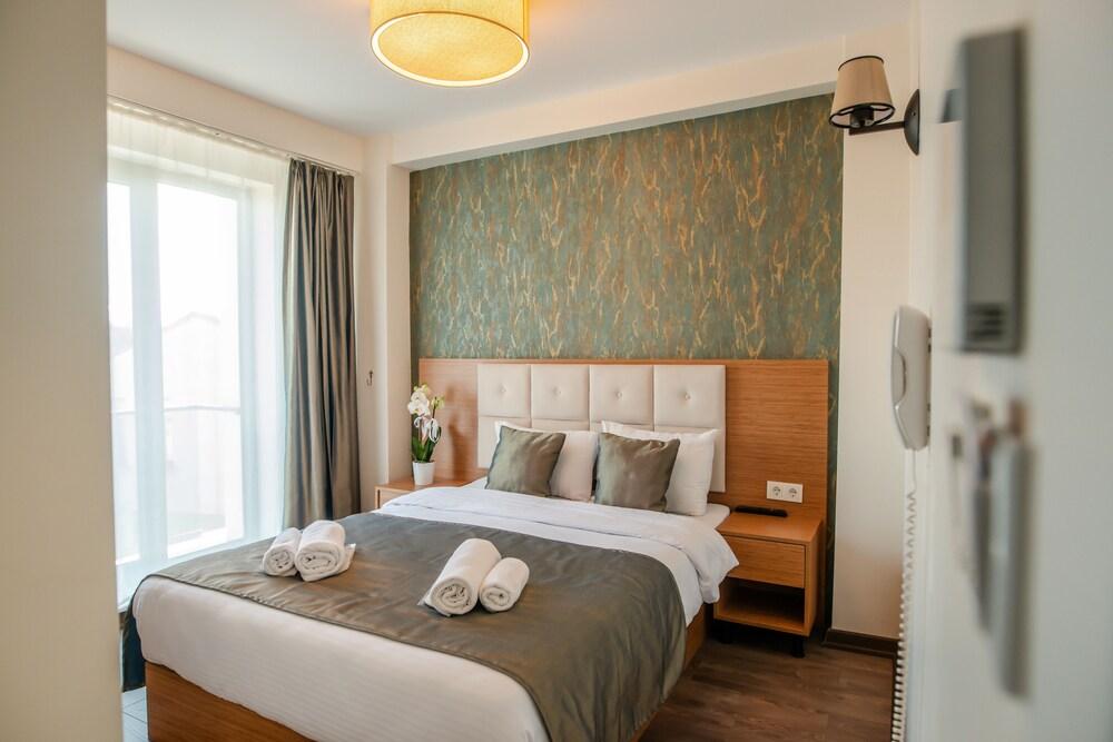 The Camelot Hotel Room Type - Deluxe Double Room, City View
