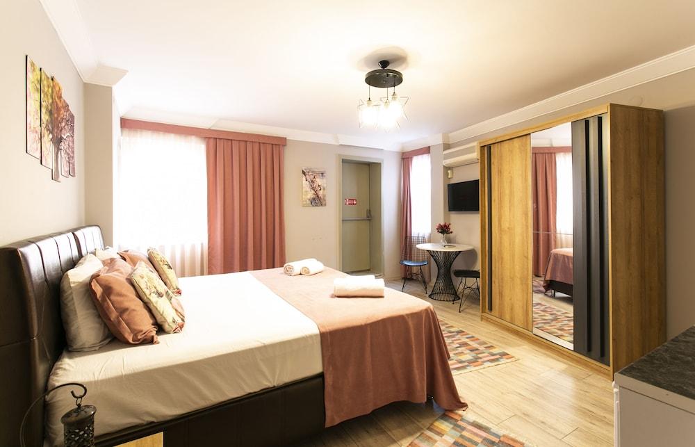 Sirena's Suites - Tap to explore photos