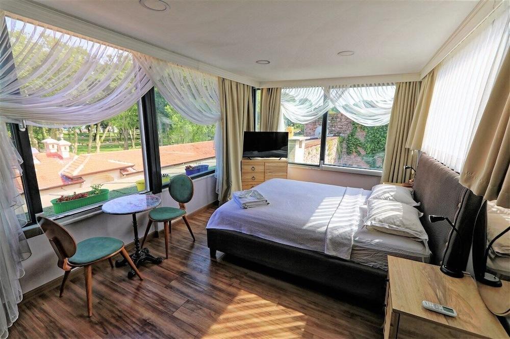 Romantic Mansion Room Type - Deluxe Double Room