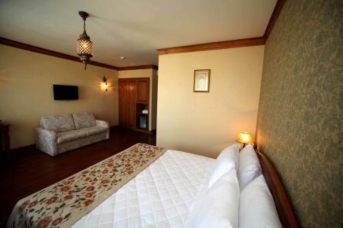 Lalinn Hotel Room Type - Standard Triple Room Lalinn Hotel Room Type - Standard Triple Room