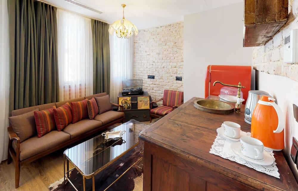 Hotel Des Arts Galata - Tap to explore photos