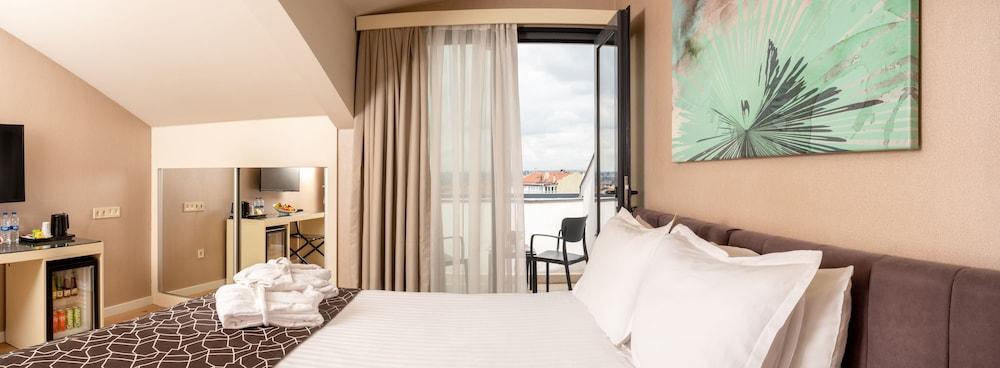 Elm Suite Hotel Room Type - Standard Loft, 1 Queen Bed, City View
