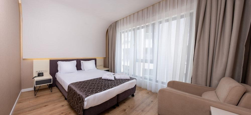 Elm Suite Hotel Room Type - Family Suite (Double) Elm Suite Hotel Room Type - Family Suite (Double)