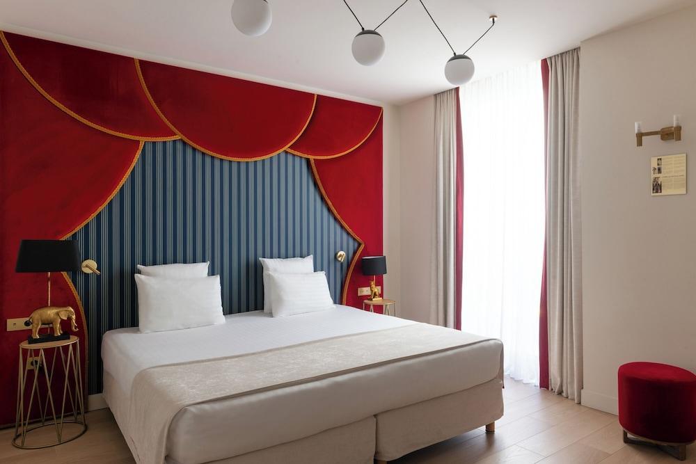 Hôtel Astra Opéra - Astotel Room Type - Superior Room,Mobility Accessible-Complimentary soft minibar,courtesy tray, Chromecast,digital press