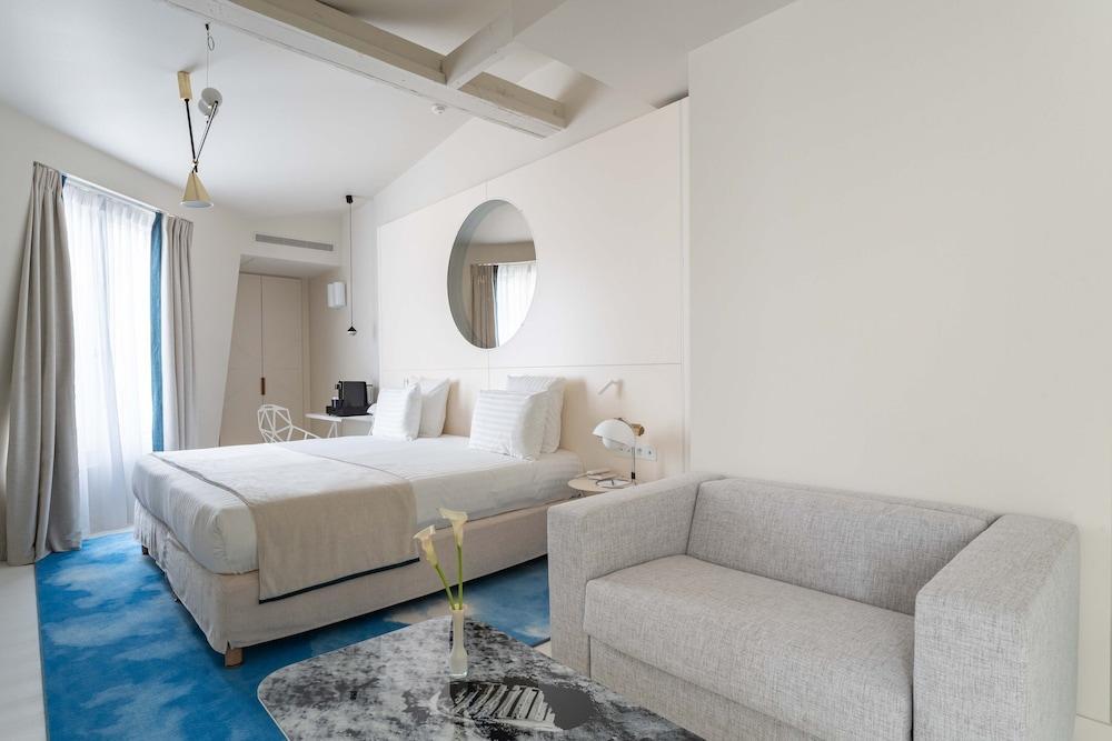 Hôtel Astra Opéra - Astotel Room Type - Executive Room - Complimentary soft minibar,courtesy tray, Chromecast and digital press