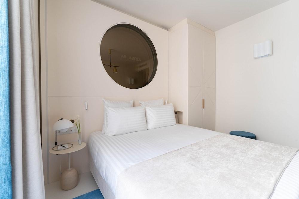 Hôtel Astra Opéra - Astotel Room Type - Double Room - Complimentary soft minibar,courtesy tray, Chromecast and digital press