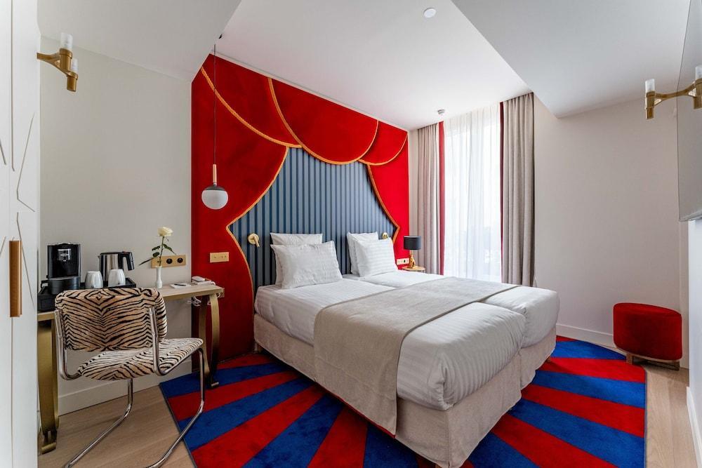 Hôtel Astra Opéra - Astotel Room Type - Twin Room - Complimentary soft minibar,courtesy tray, Chromecast and digital press