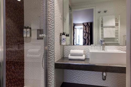 Hotel Régina Opéra Grands Boulevards Room Type - Superior Triple Room (1 Double Bed + 1 Single Bed) Hotel Régina Opéra Grands Boulevards Room Type - Superior Triple Room (1 Double Bed + 1 Single Bed)