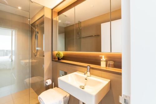 Pars Apartments - Collins Wharf Waterfront, Docklands - Tap to explore photos