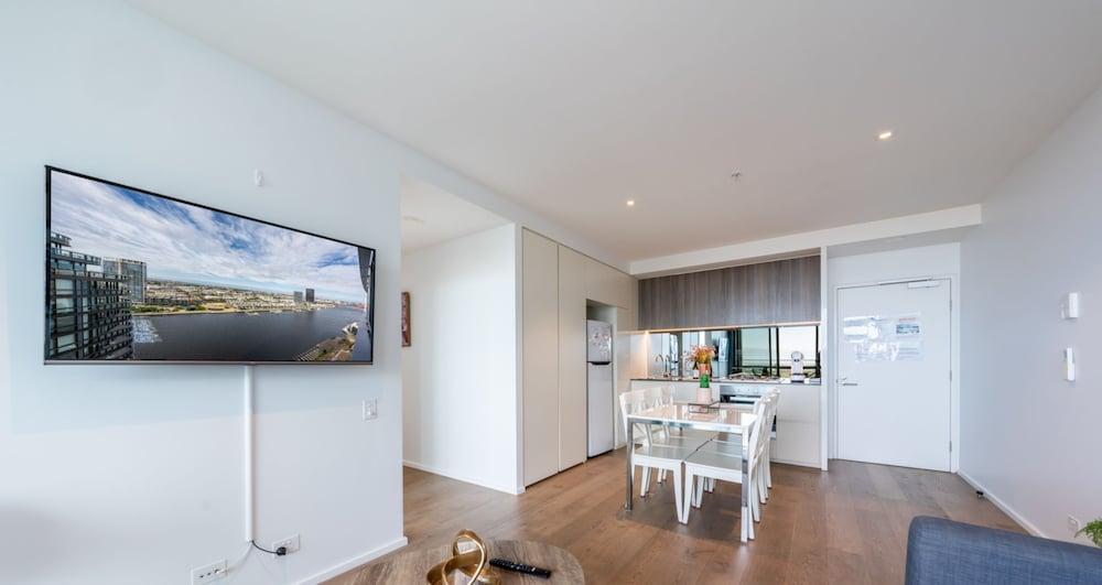 Melbourne Private Apartments - Collins Street Waterfront, Docklands - Tap to explore photos
