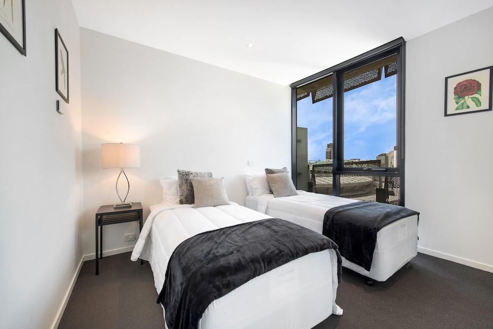 FARINA, 1BDR Docklands Apartment - Tap to explore photos
