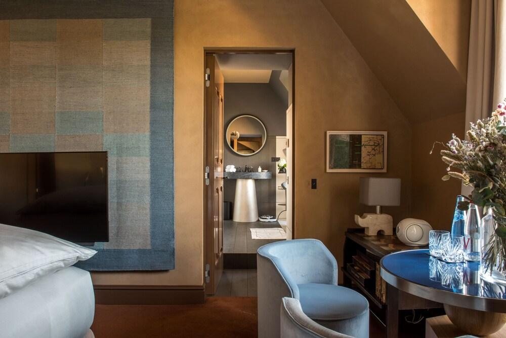 Cour des Vosges - Evok Collection Room Type - Deluxe Room, 1 King Bed, Pool Access, Garden View
