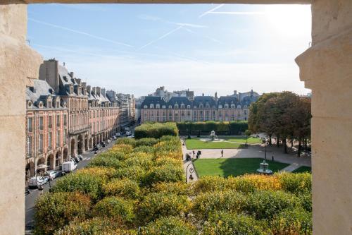 Cour des Vosges - Tap to explore photos