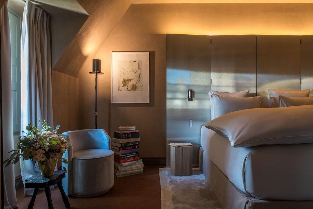 Cour des Vosges - Evok Collection Room Type - Junior Suite, 1 King Bed, Living Room, Pool Access, Garden View