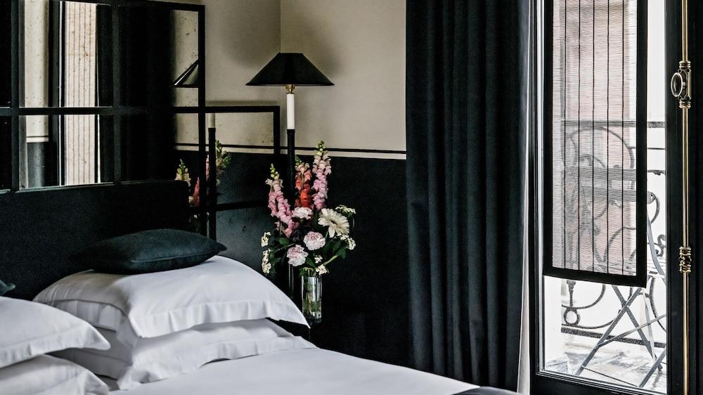 Monsieur George Hotel & Spa – Champs Elysées Room Type - Classic Room, Balcony