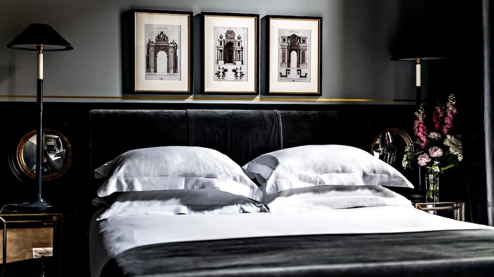 Monsieur George Hotel & Spa – Champs Elysées Room Type - Deluxe Room, Balcony