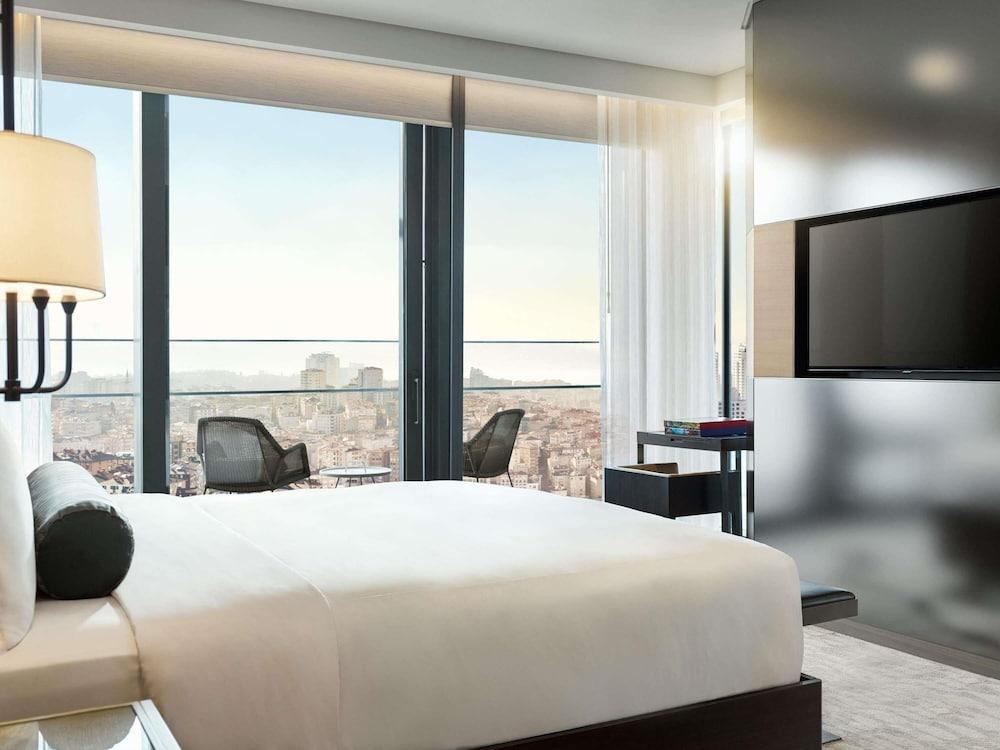 Fairmont Quasar Istanbul Room Type - GRAND 1 BEDROOM SUITE Bosphorus View King, Lounge Access Fairmont Quasar Istanbul Room Type - GRAND 1 BEDROOM SUITE Bosphorus View King, Lounge Access