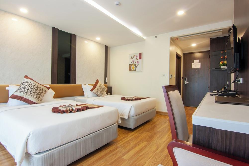 Golden Jomtien Beach Hotel Room Type - Deluxe Twin Partial Sea View Golden Jomtien Beach Hotel Room Type - Deluxe Twin Partial Sea View