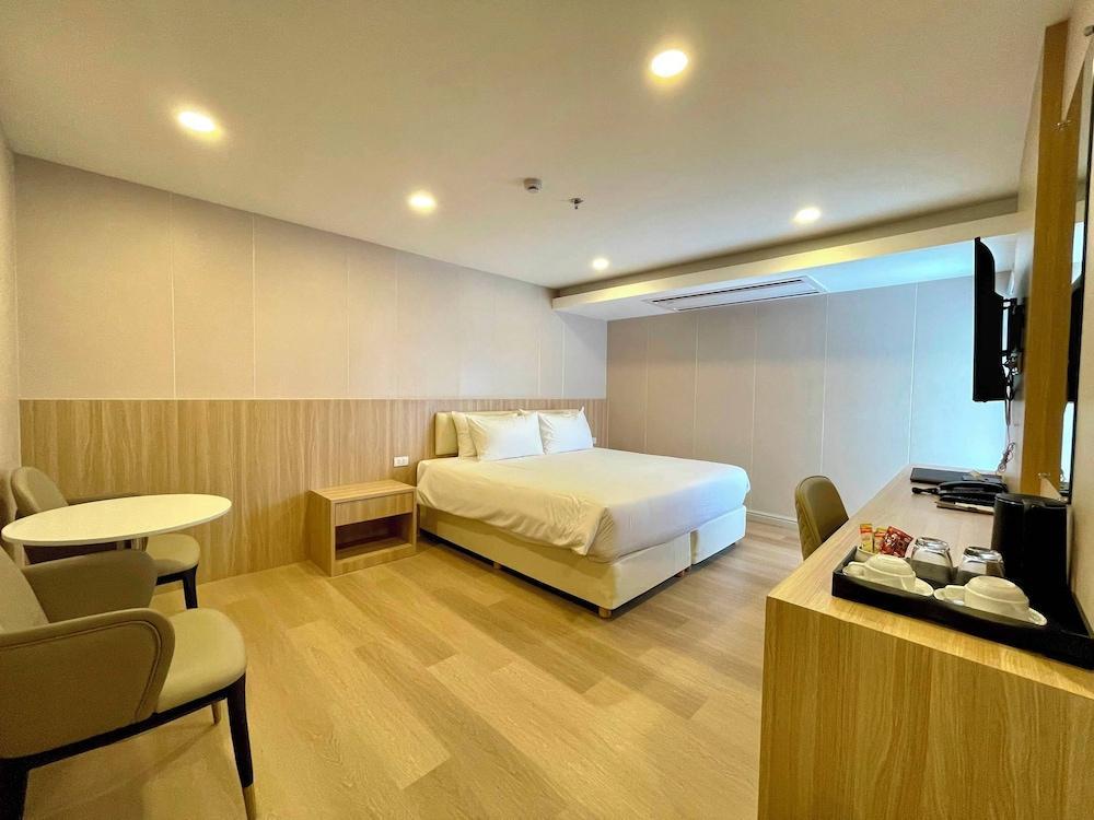 Golden Jomtien Beach Hotel Room Type - Superior King Partial Sea View Golden Jomtien Beach Hotel Room Type - Superior King Partial Sea View