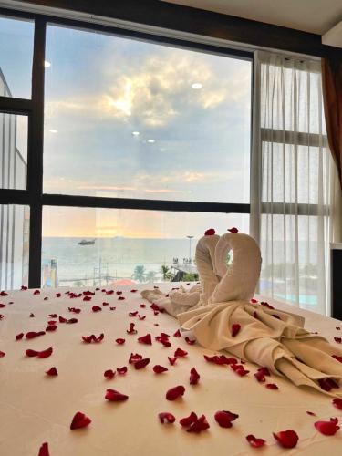 Golden Jomtien Beach Hotel - Tap to explore photos