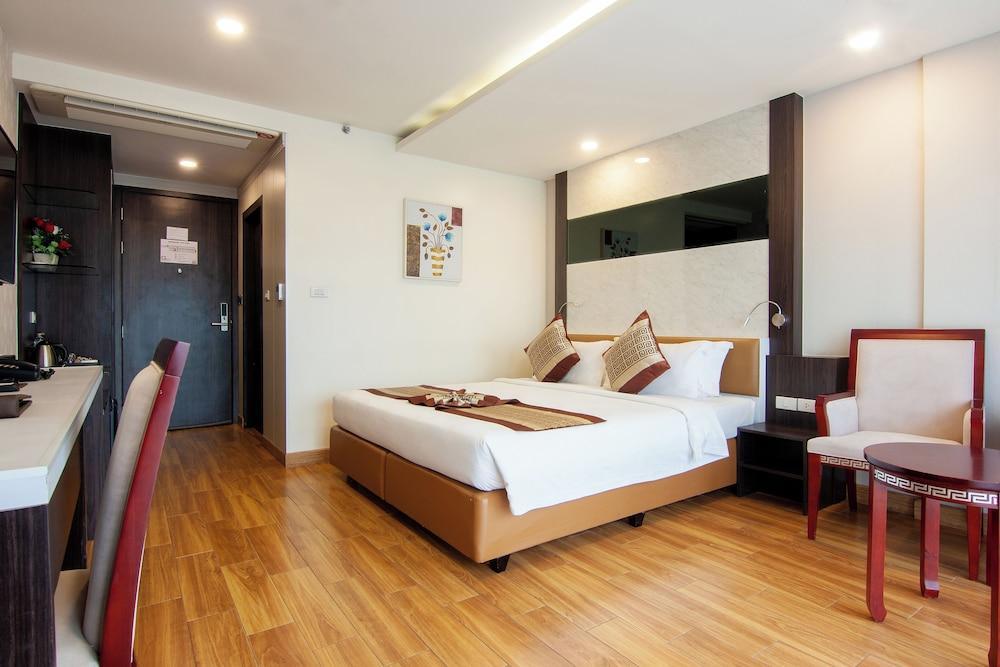 Golden Jomtien Beach Hotel Room Type - Deluxe Double Room, 1 King Bed