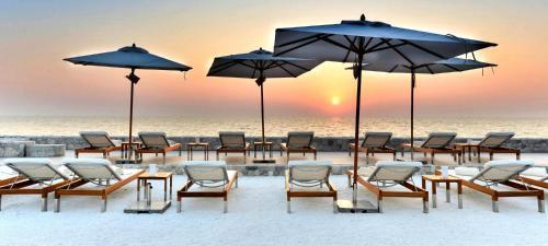 Golden Jomtien Beach Hotel - Tap to explore photos